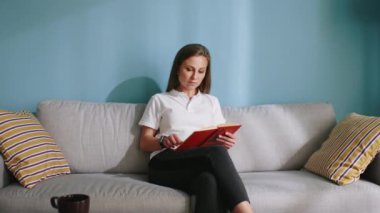 Kadın İlginç Kitaptan Büyülendi