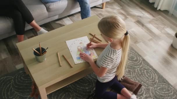 Menina pequena está desenhando feliz imagem de família sendo ignorado — Vídeo de Stock