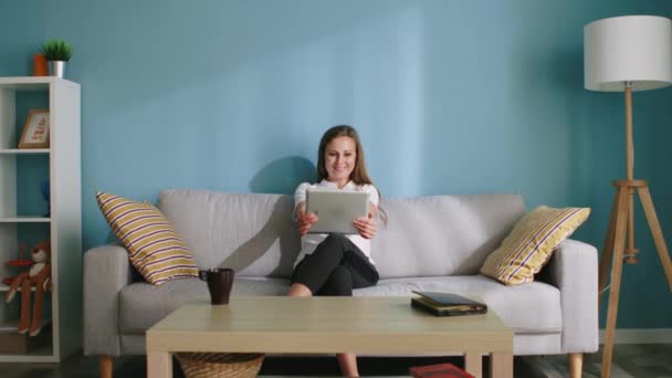 Glückliche Frau macht Videoanruf — Stockvideo