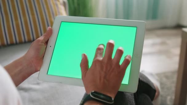 Женщина использует планшетный компьютер с ключом хромы — стоковое видео