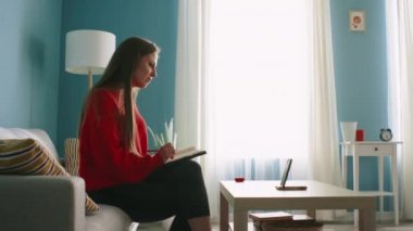 Kadın Yönetici Çevrimiçi Toplantıya Öncülük Ediyor