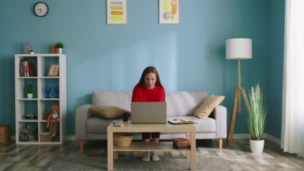 Frilansande kvinna arbetar på laptop hemma — Stockvideo