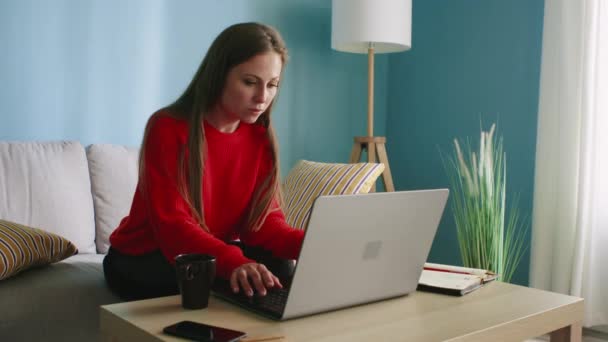 Freelancer Woman dolgozik otthon — Stock videók