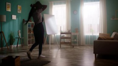 Kadın ressam resim yapacak.