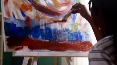 Kadın Sanatçı Tuvale Boyayı Uyguladı