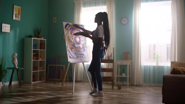 Чёрная женщина танцует и рисует — стоковое видео