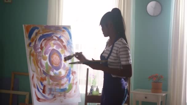 Mulher negra entretém em casa enquanto pintura — Vídeo de Stock