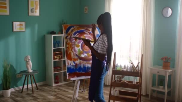 Mulher negra feliz é pintura e dança — Vídeo de Stock