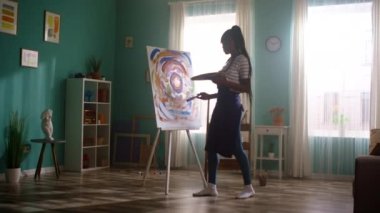 Genç Kadın Sanatçı Soyut Resimden Hoşlanıyor