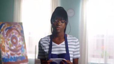 Kamerada Güzel Kadın Sanatçı