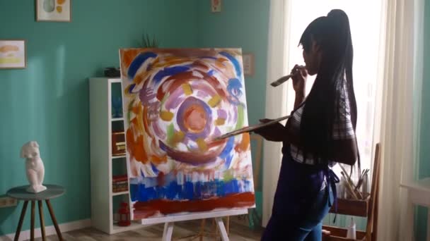 Schwarze Frau schafft schöne Malerei — Stockvideo