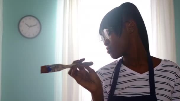 Молода чорношкіра жінка художник працює — стокове відео
