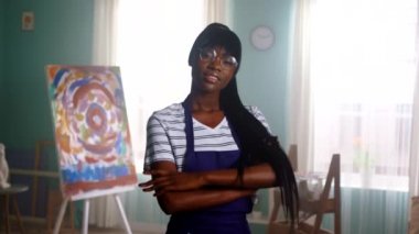 Yetenekli Siyah Kadın Kameraya Bakıyor