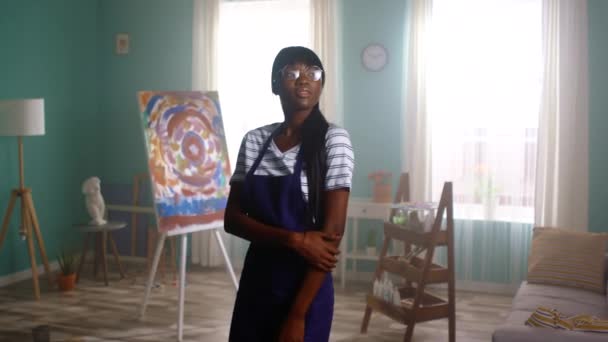Впевнена Чорна Жінка Художник Позує На Камеру — стокове відео