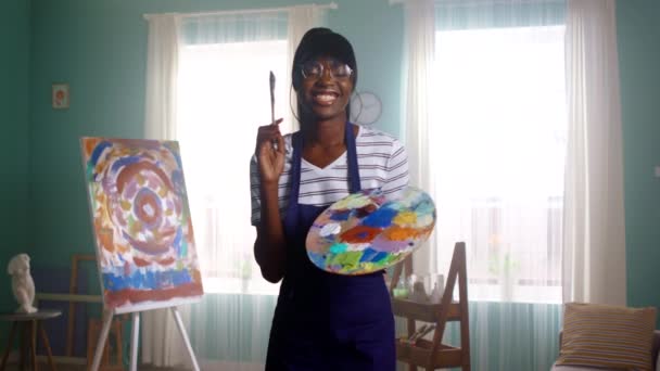 Retrato de mujer negra posando con paleta de pintura y pincel — Vídeo de stock