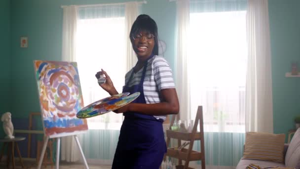Femme noire artiste s'amuse à la maison — Video