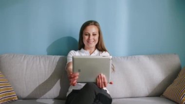 Genç Kadın İnternet 'e Hava Öpücüğü Gönderiyor