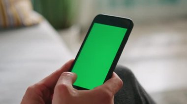 Kadın Elleri Krom Anahtarlı Akıllı Telefonu Kaydır