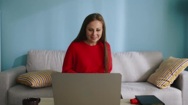 Mulher faz chamada de vídeo usando laptop — Vídeo de Stock