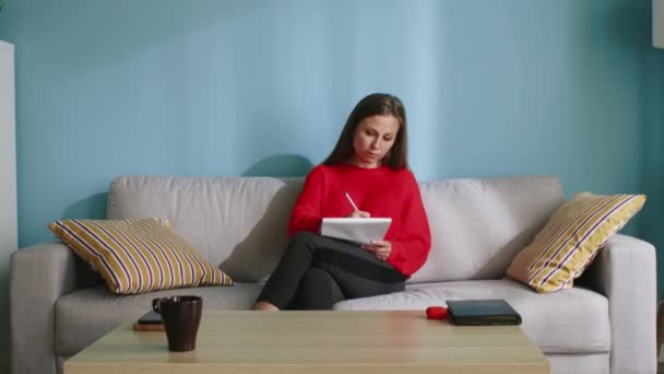 Mujer diseñadora está dibujando en casa — Vídeos de Stock