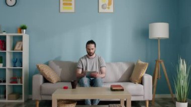 Adam Tablet Bilgisayarı Kullanıyor