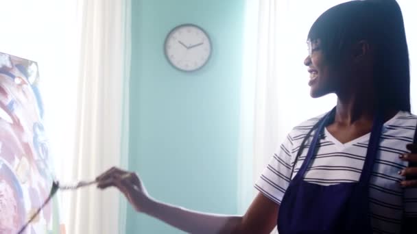 Heureuse femme noire dans le processus de travail créatif — Video