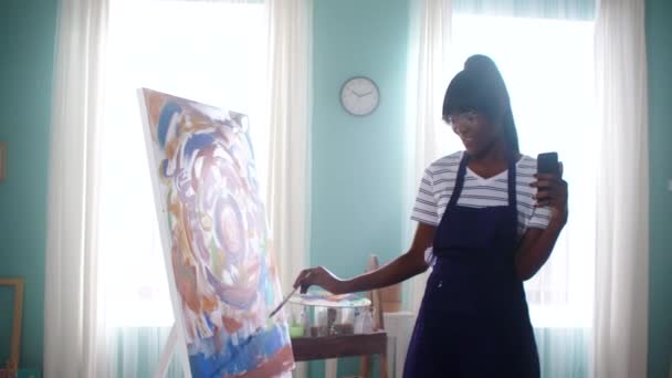 Mulher negra está pintando e filmando Vlog — Vídeo de Stock