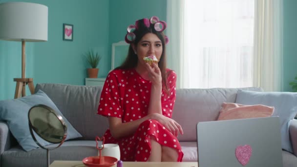 Retrato de la hermosa mujer comiendo pastel — Vídeos de Stock