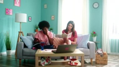 İki genç bayan öğrenci sınava hazırlanıyor.