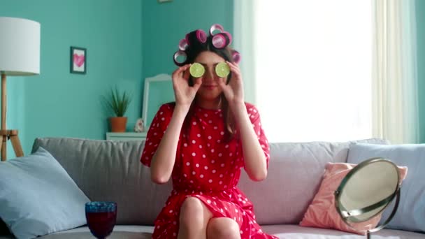 Mulher elegante está jogando com limão tomando um cheiro — Vídeo de Stock