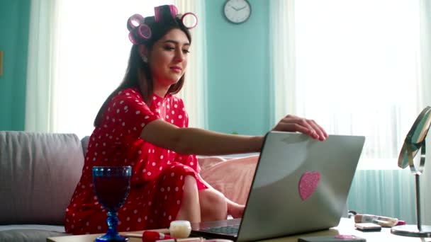 Mooie vrouw opent laptop om te bellen naar vriend — Stockvideo