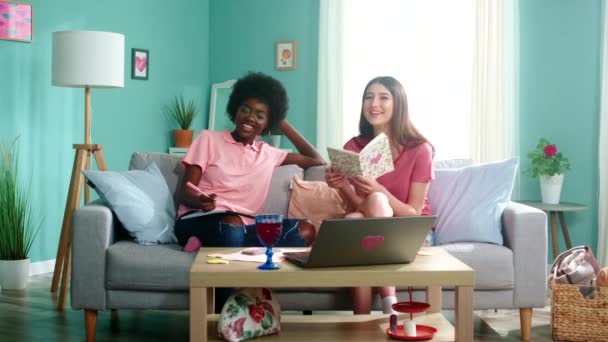 Twee vrouwen studenten hebben plezier Studyig thuis — Stockvideo