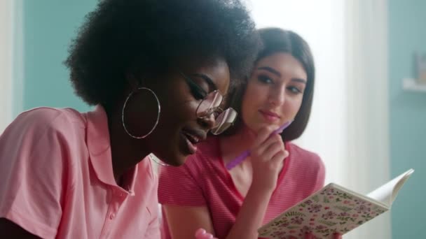 Studenter blant svarte og hvite kvinner lærer nytt materiale hjemme – stockvideo