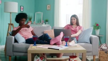 İki Kadın Öğrenci Evde Kalacak ve Gadget Kullanacak