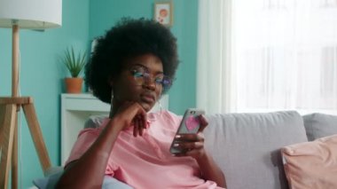 Genç Afro-Amerikalı Kadın Gadget Kullanıyor