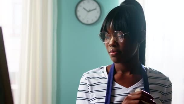 Молода чорна жінка зайнята з хобі — стокове відео