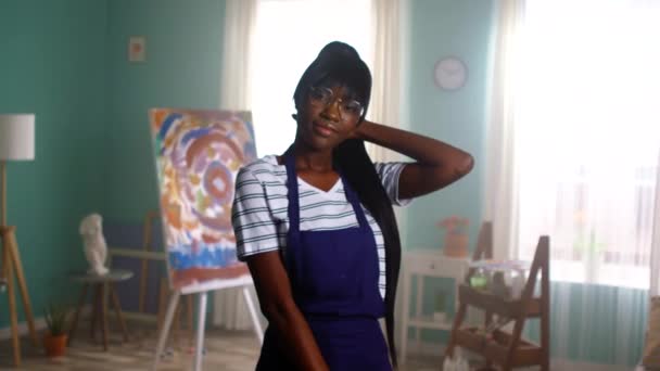 Potrtait einer jungen schwarzen Frau in blauer Schürze — Stockvideo