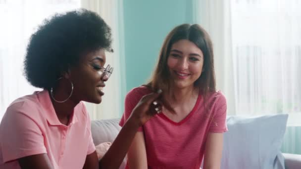 Mladé ženy mluví s přáteli prostřednictvím aplikace Video Call — Stock video