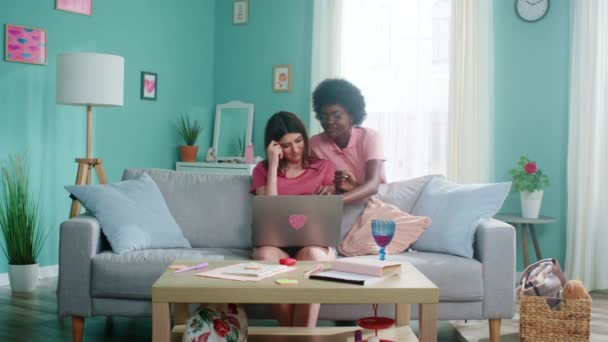 Mahasiswa Perempuan Diskusi Beberapa Isu — Stok Video