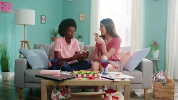 Las mujeres jóvenes están comiendo pizza y hablando — Vídeos de Stock