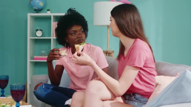 Las mujeres jóvenes comen pizza y discuten asuntos diarios — Vídeo de stock