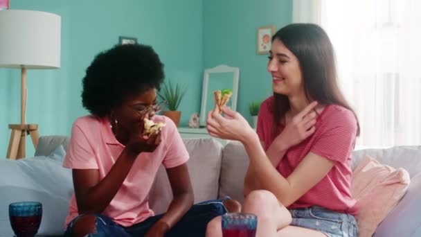 Młode kobiety śmieją się i jedzą swoją ulubioną pizzę — Wideo stockowe