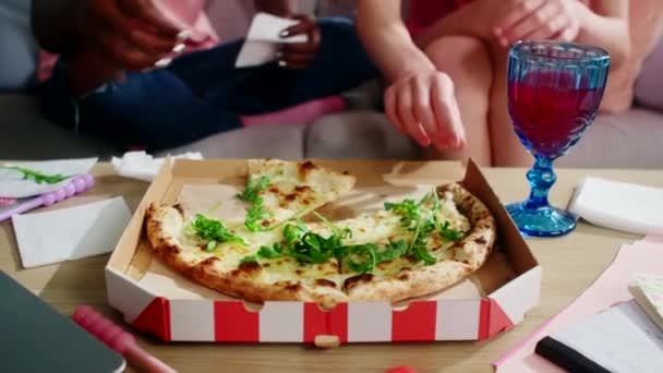 Kawałki pizzy są zabierane przez kobiety — Wideo stockowe