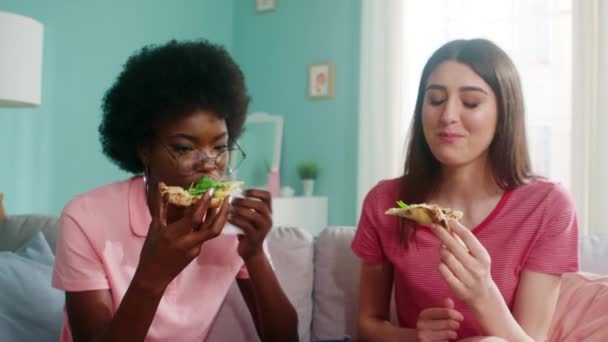 Černošky a bílé ženy jíst chutné pizzy — Stock video
