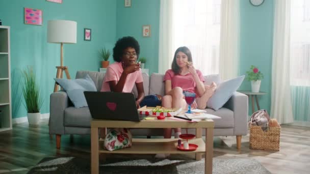 Giovani donne mangiare pizza e guardare film — Video Stock