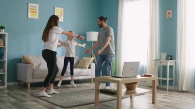 Genç Aile Çember Dansı Yapıyor