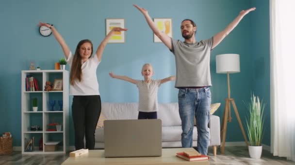 Maman, Papa, et l'enfant dansent en utilisant l'application en ligne — Video