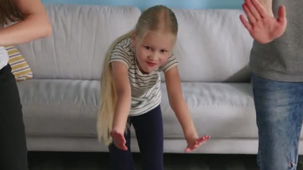 Мала енергетична дівчина танцює — стокове відео