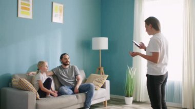 Anne, kocası ve kızıyla oyun oynuyor.