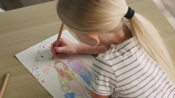 Mädchen zeichnet kleines Plakat, um Menschen zu ermutigen, zu Hause zu bleiben — Stockvideo